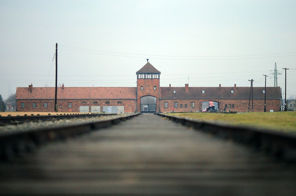 Das Torhaus des früheren Vernichtungslagers "Auschwitz-Birkenau" (Archivbild)