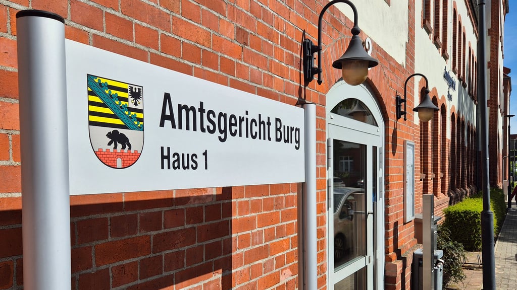 Vor dem Amtsgericht Burg hat die Verhandlung stattgefunden.