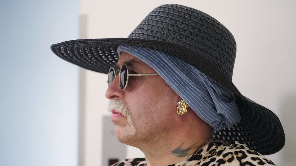 Marla-Svenja Liebich, bekannte Rechtsextremistin und derzeit auf der Flucht vor der Justiz, ist untergetaucht, um ihrer Haftstrafe zu entgehen.