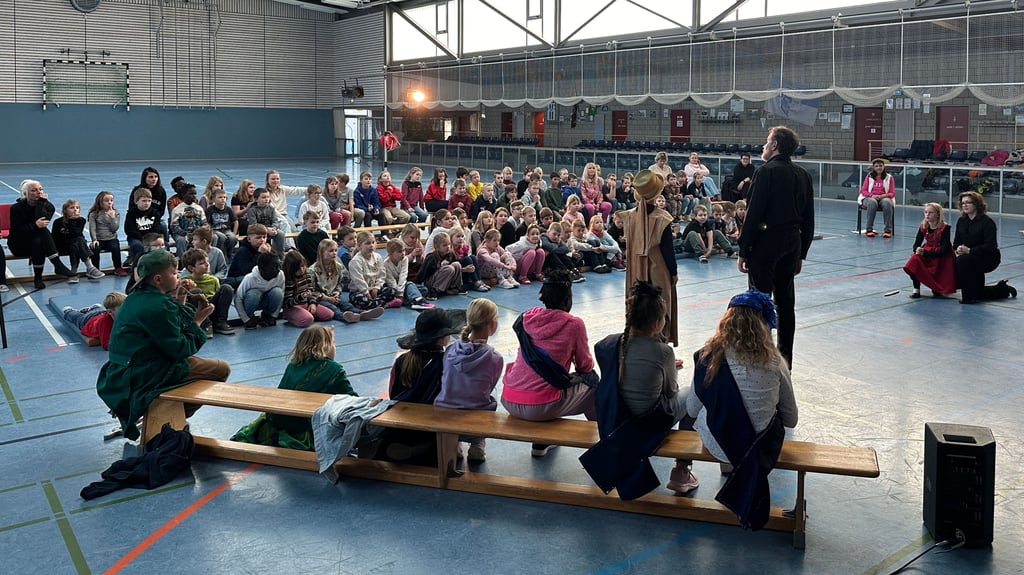 Gebannt verfolgen die Kinder der Grundschule Gerwisch den Auftritt der Wiener Opernsänger sowie den der Klassenkameraden. 