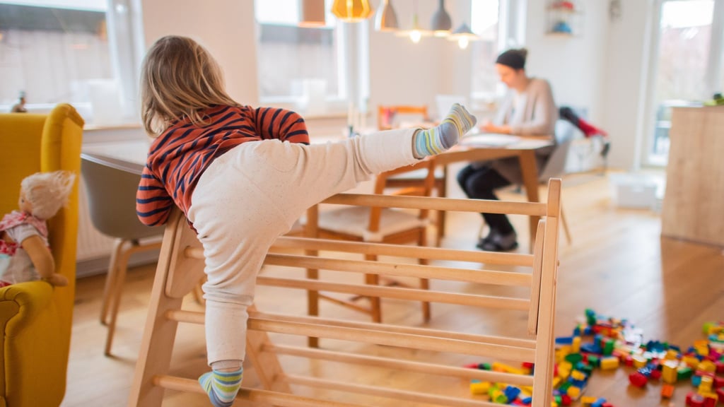 Das Wohnzimmer kann tagsüber Spielfläche und abends Rückzugsort sein: Flexible Raumgestaltung hilft, die Bedürfnisse von Kindern und Eltern zu vereinen.