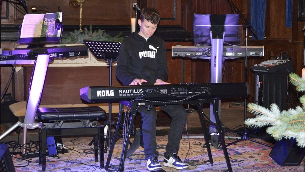 Amon Krause spielt seit zweieinhalb Jahren Klavier und begeisterte das Publikum in der Hadmersleber Kirche.