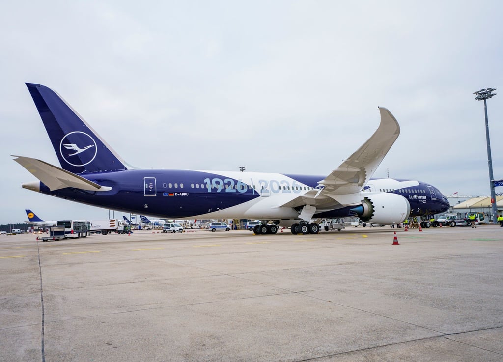 Sechs Flugzeuge will die Lufthansa mit einer Sonderlackierung versehen, die das Kranich-Symbol mit der 100 und den Jahreszahlen 1926 und 2026 verbindet.