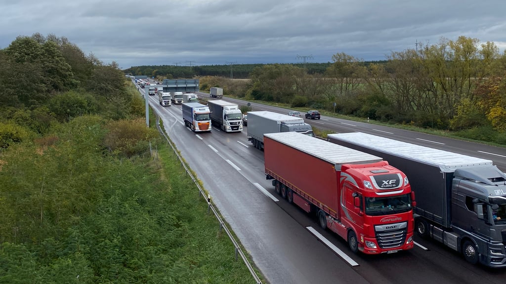 Im Abschnitt zwischen Lostau und Burg-Zentrum kommt es auf der Autobahn 2 derzeit zu Behinderungen. Hier hat es gekracht.