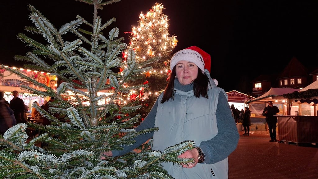 Die Schausteller des Weihnachtsmarktes in Kirchweyhe verschenken Weihnachtsbäume an Bedürftige.