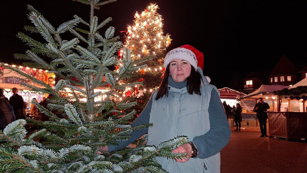 Die Schausteller des Weihnachtsmarktes in Kirchweyhe verschenken Weihnachtsbäume an Bedürftige.