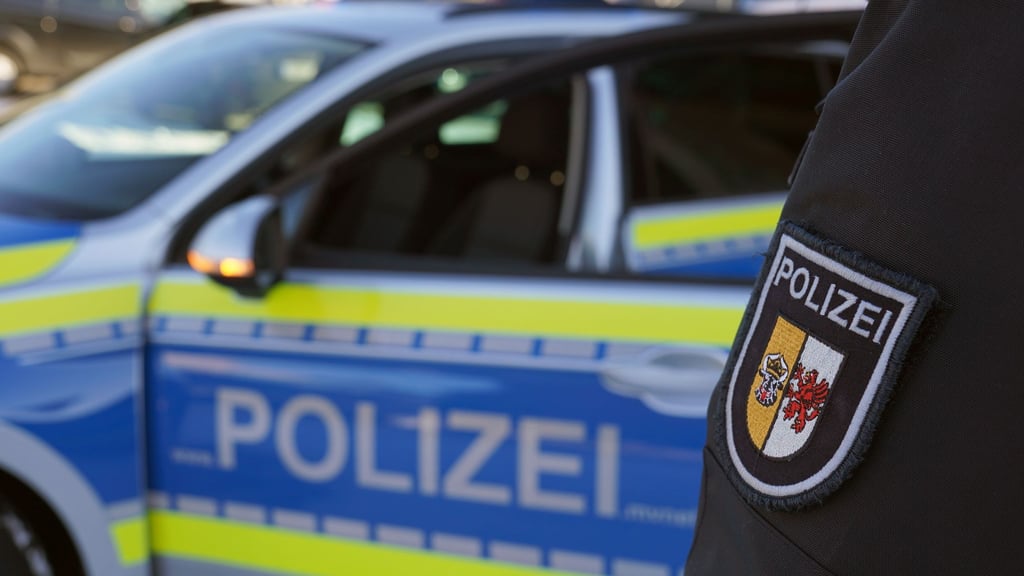 Bei dem Unfall stießen laut Polizei zwei Autos zusammen. (Symbolbild)