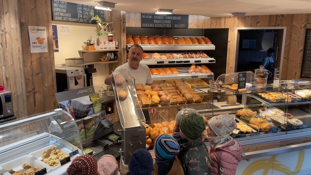 Besuch beim Tilledaer Bäckermeister Dominik Bokrant: Die Knirpse aus dem Kindergarten sind fasziniert von der Brötchenrutsche.