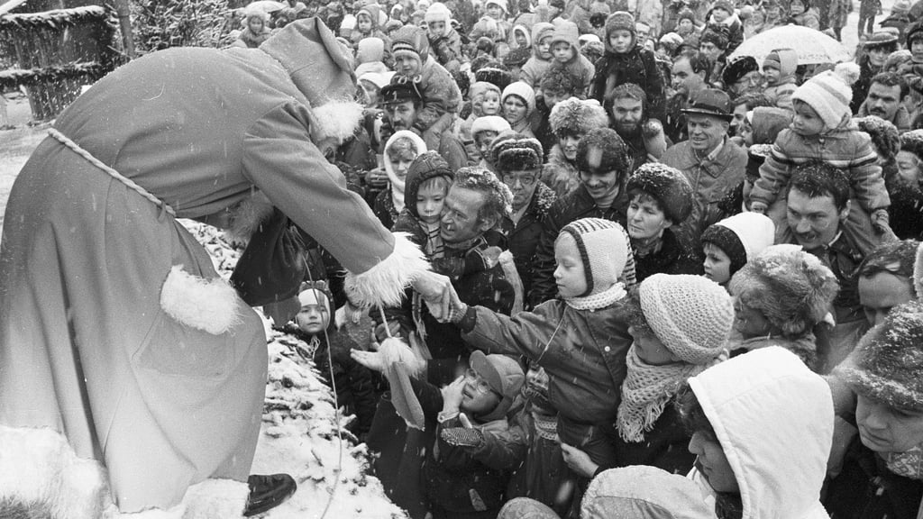 Ob Räuchermänner als Währung, verbotene Stollen oder das Geheimnis der Jahresendfigur – die DDR schrieb ihre eigenen Weihnachtsgeschichten.