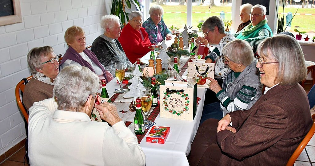 Fröhlich schauten die Senioren der Arbeiterwohlfahrt auf ihre Geschenktüten und sprachen über Arendseer Nachteile. 
