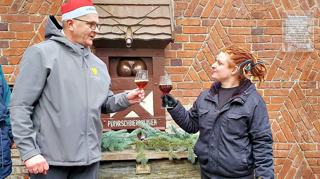 Bürgermeister Olaf Meining und Künstlerin Anke Späth stießen an. 