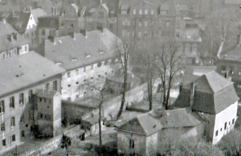 Blick auf das Zeitzer Gefängnis in der Schloßstraße aus der Vogelperspektive: Der Hof der Haftanstalt war von einer hohen Mauer umgeben.  