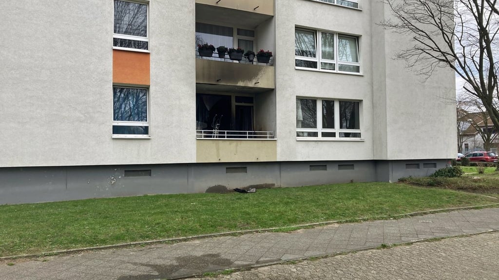 Spuren des Wohnungsbrands an der Fassade.