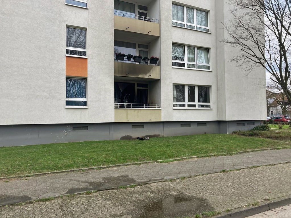 Spuren des Wohnungsbrands an der Fassade.