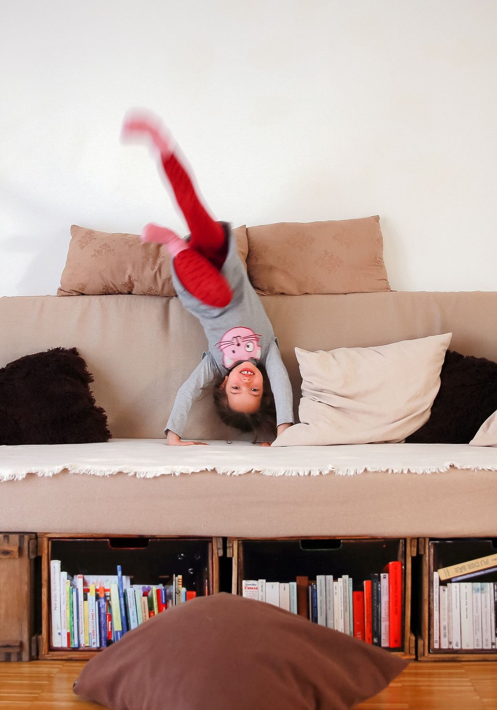 Robuste, pflegeleichte Möbel und runde Ecken machen das Wohnzimmer familienfreundlich: Waschbare Bezüge und stabile Materialien halten dem Alltag stand.