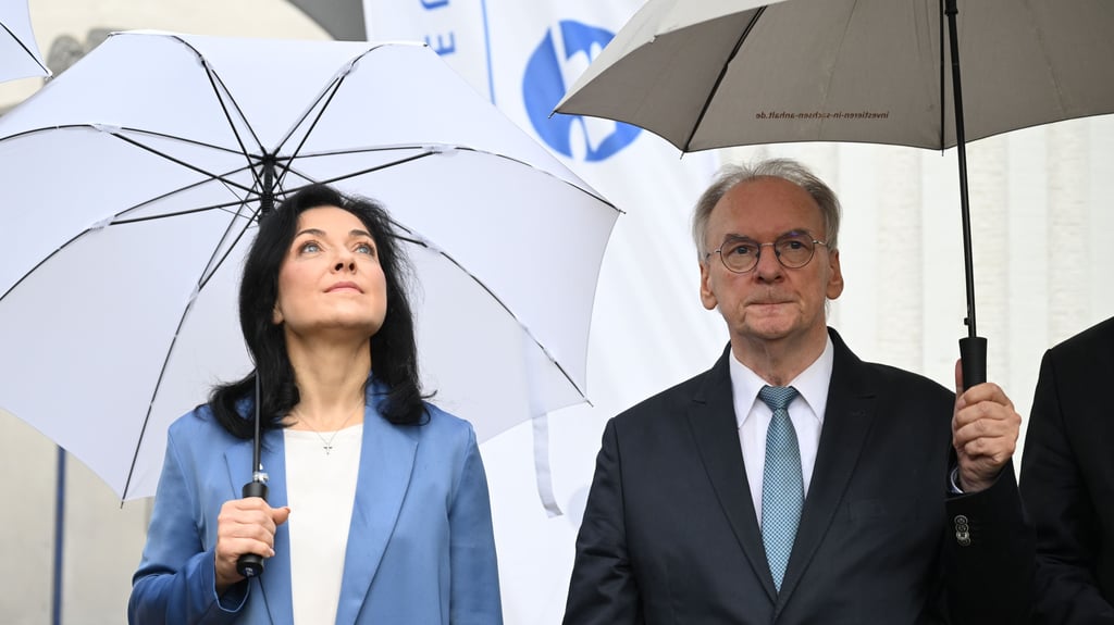 Ministerpräsident Reiner Haseloff und Bundeswirtschaftsminister inKatherina Reiche (beide CDU) während ihres Besuchs im Chemiepark Leuna im Sommer.