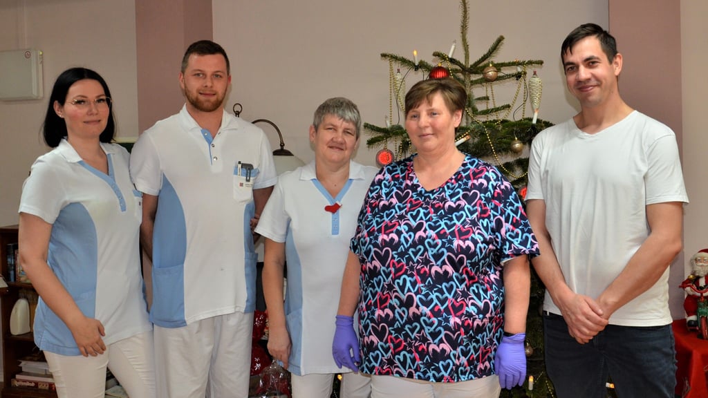 Einrichtungsleiter Thomas Liss (r.) und sein Team - hier einige Mitarbeiter stellvertretend für alle - freuen sich, dass das Zerbster Seniorenheim "Willy Wegener" gerettet ist. 