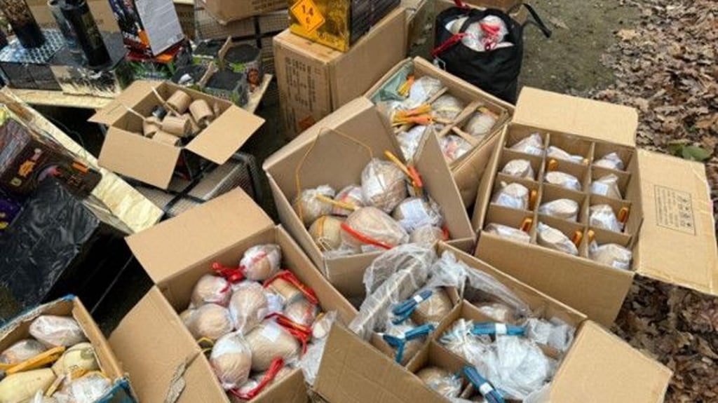 Paketweise Pyrotechnik stellten die Ermittler bei einer Razzia gegen einen 63-Jährigen sicher.