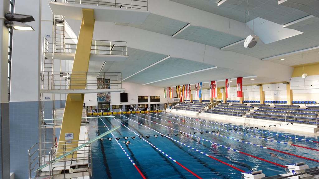 Blick in die Elbeschwimmhalle in Magdeburg:  Das große Becken ist ab sofort aus Sicherheitsgründen gesperrt. Auslöser sind auffällige Messwerte in der Dachkonstruktion. 