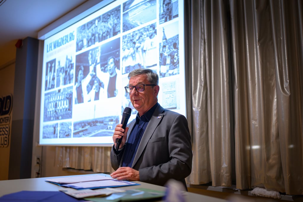 Der ehemalige Magdeburger Oberbürgermeister Lutz Trümper hält eine Laudatio.