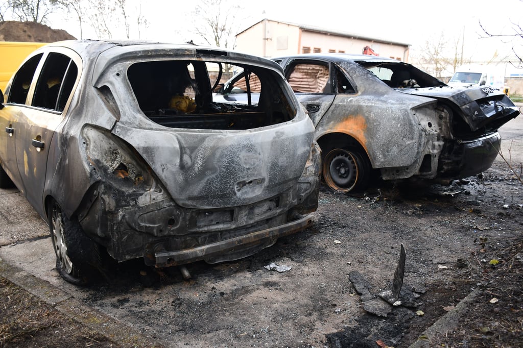 Die ausgebrannten Wracks zeugen von dem jüngsten Brandanschlag im Magdeburger Stadtteil Neue Neustadt.