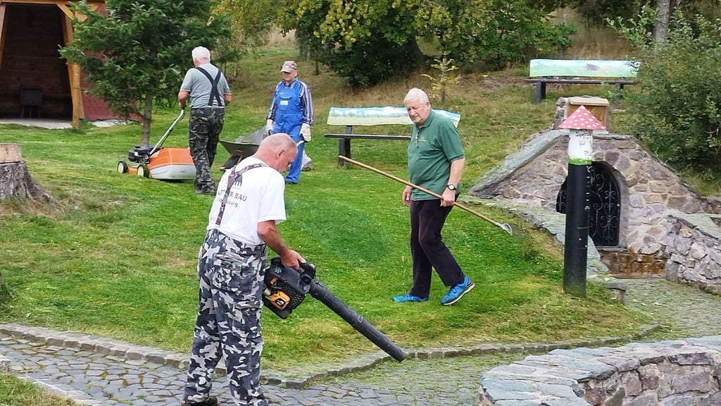 Mitglieder des Harzklub-Zweigvereins Elbingerode während eines Arbeitseinsatzes.