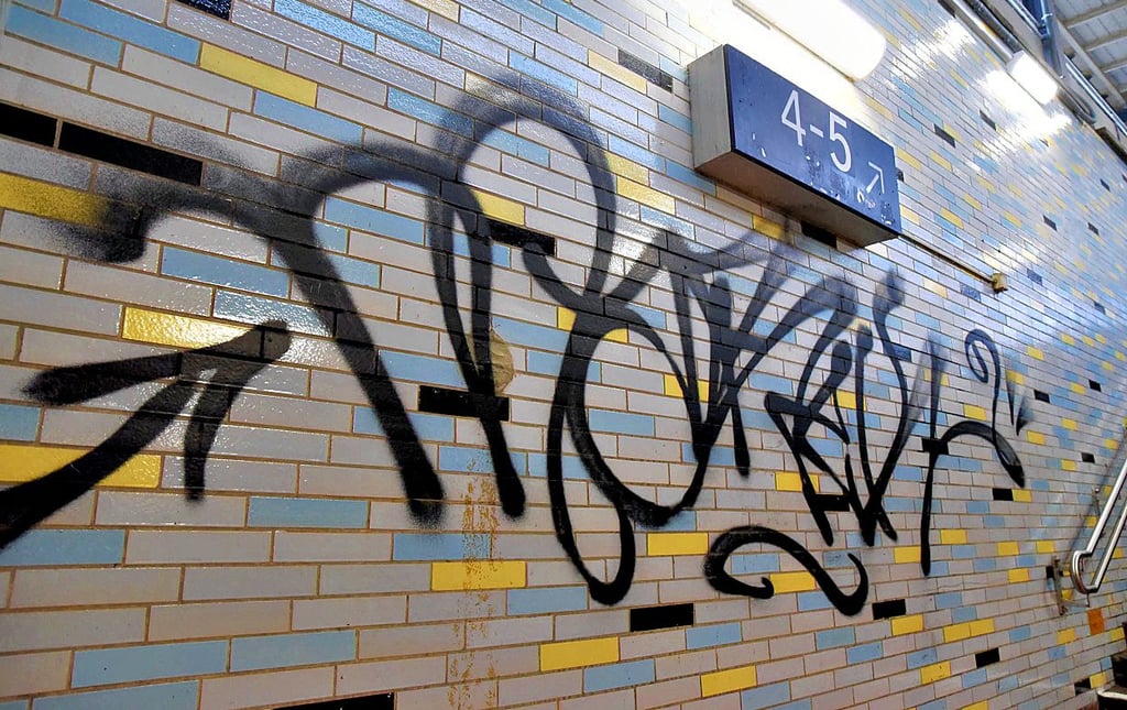 Dieses Graffito am Bahnhof in Köthen war in der verganenen Woche laut dem Personal der Reiseinformation noch nicht da.