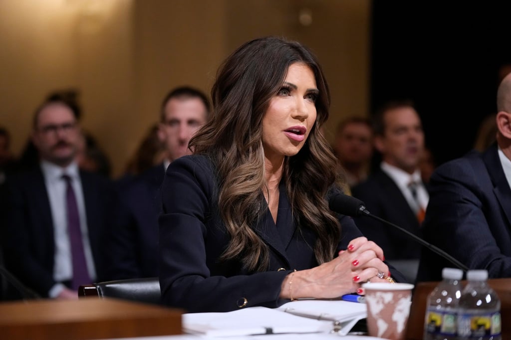 Worum geht es der US-Regierung bei Angriffen auf angebliche Drogenboote und der Beschlagnahmung von Öltankern in der Karibik wirklich? US-Heimatschutzministerin Kristi Noem lässt eine Antwort erkennen.