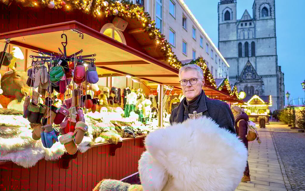 Der Domprediger Jörg Uhle-Wettler vor einer Weihnachtsmarkthütte in Magdeburg. Am Abend des Anschlags auf dem Magdeburger Weihnachtsmarkt hatte ein Händler  alle Schaffelle verschenkt, damit die Verletzten auf dem harten Boden weich liegen konnten. 