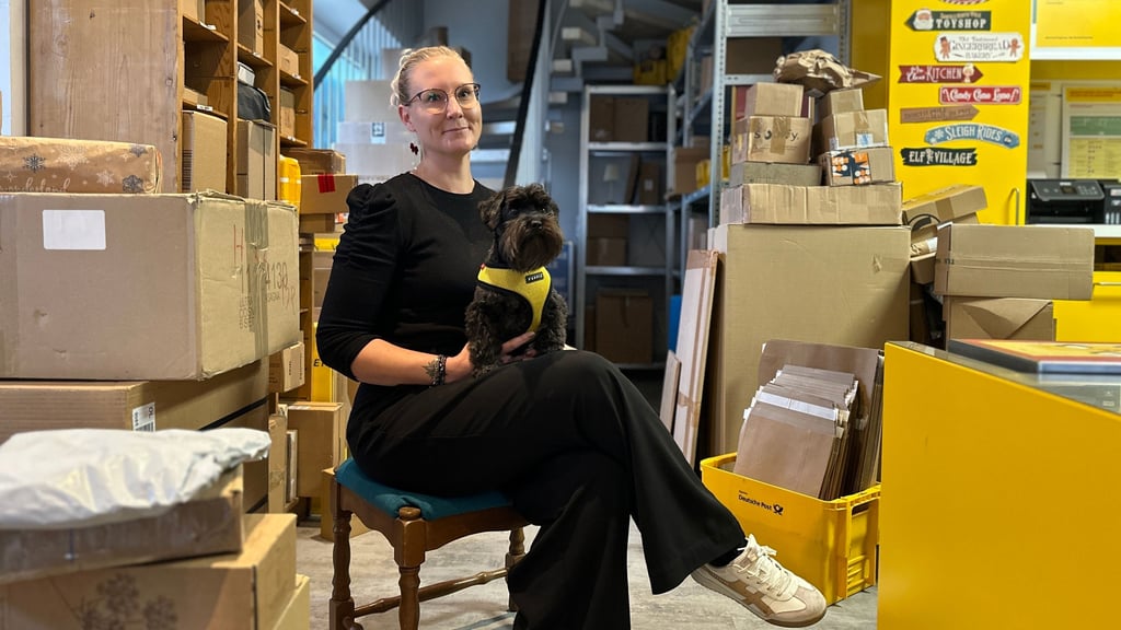 Post-Frau Miriam Hoppe aus Biederitz, deren Geschäft zur Weihnachtszeit einem Paketzentrum gleicht.