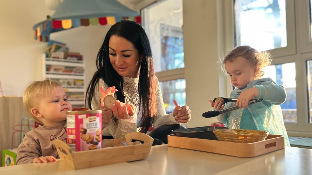 Die neue Leiterin Betty Dömeland mit Lisanna und Carolina in der Kita Ehlespatzen.