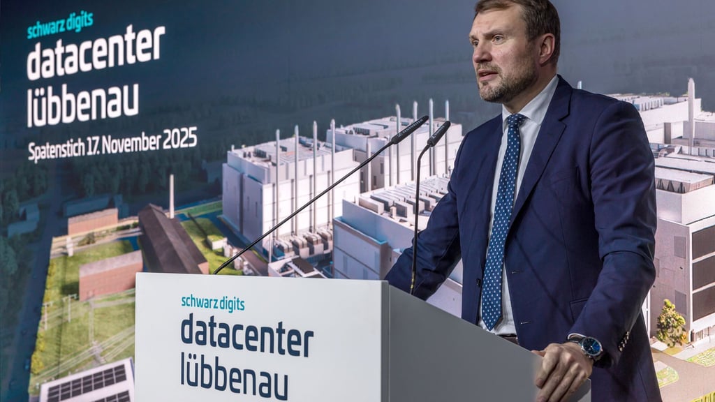 Brandenburgs Wirtschaftsminister Daniel Keller (SPD) zeigt sich trotz der Wirtschaftskrise zuversichtlich für das nächste Jahr (Archivbild).