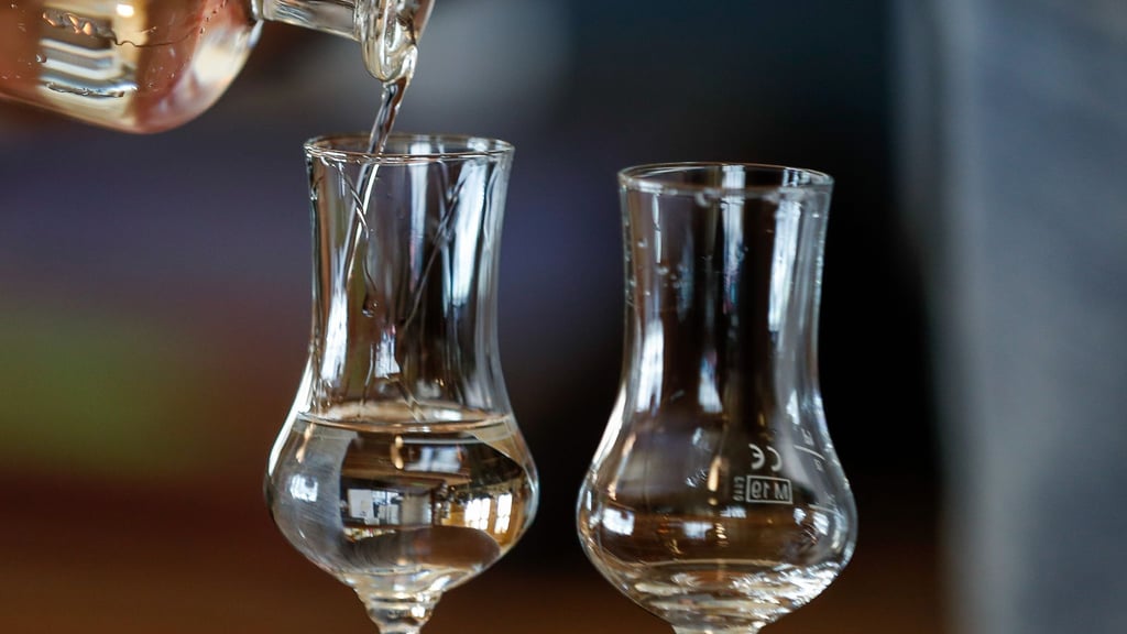 Hochprozentige Destillate wie Obstler benötigen keine zusätzliche Belüftung: Die Aromen sind bereits konzentriert vorhanden.