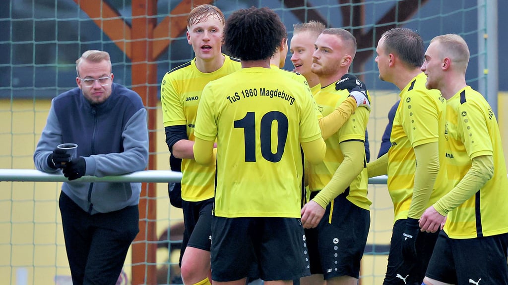 Beim 4:2 über die Roten Sterne Sudenburg am 8. November jubelte der TuS noch mit Felix Reuper (M.). 