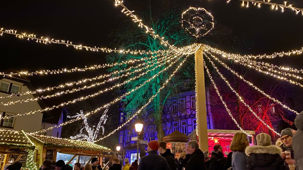 Nach dem Ende des Wernigeröder Weihnachtsmarktes am 22. Dezember gibt es weiter Festtagsstimmung in der Harz-Stadt - auf dem Wintermarkt, der bis ins neue Jahr geöffnet ist.