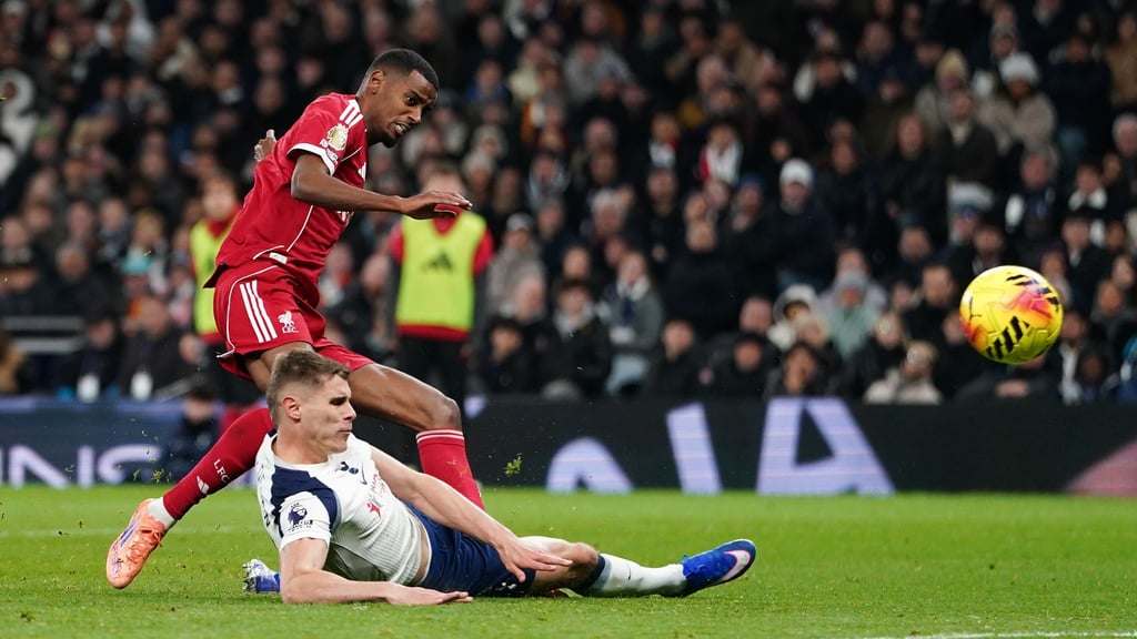 Alexander Isak trifft nach Wirtz-Vorlage - bei der Szene verletzt sich der Stürmer aber auch.