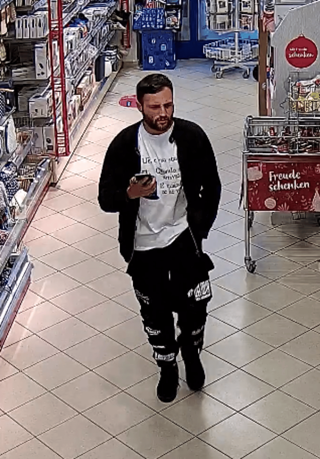 Wer kennt den Mann und/oder kann Hinweise zu seinem Aufenthaltsort geben?