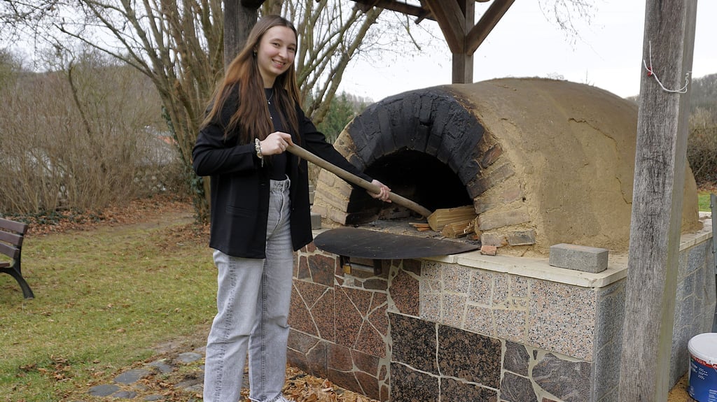 Elisabeth Hubert am Lehmbackofen.