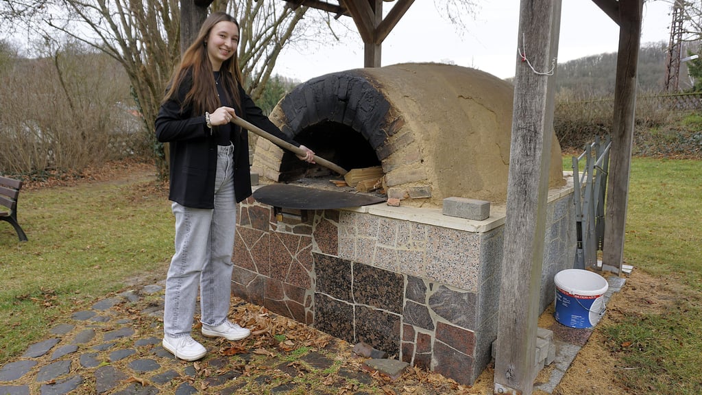 Elisabeth Hubert am Lehmbackofen.
