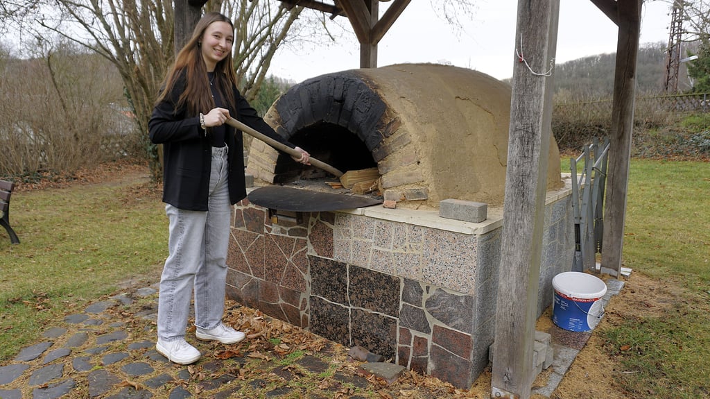 Elisabeth Hubert am Lehmbackofen.
