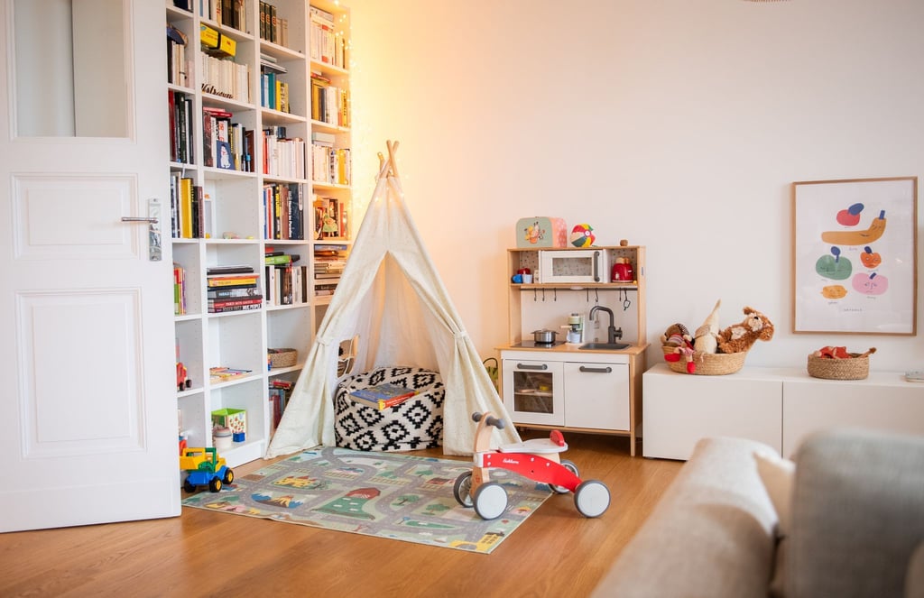 Eine klar definierte Spielecke mit Teppich oder Spielhäuschen schafft Struktur: Kinder fühlen sich willkommen und das Chaos bleibt begrenzt.