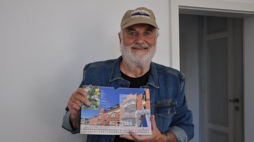 Bodo Lilienthal mit seinem Kalender für das Jahr  2026.