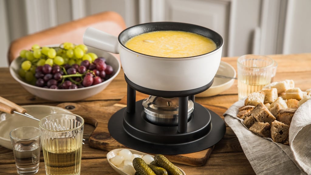 Verschiedene Käsesorten sorgen für ein aromatisches Fondue-Erlebnis: Appenzeller, Emmentaler und Gruyère sind beliebte Klassiker.
