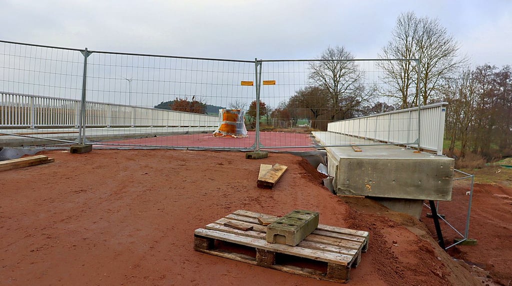 Allmählich sieht die neue Brücke zwischen Steimke und Kunrau tatsächlich nach einer Brücke aus. Es wurde auch schon eine Rampe als Untergrund für die künftige Straße aufgeschüttet. 