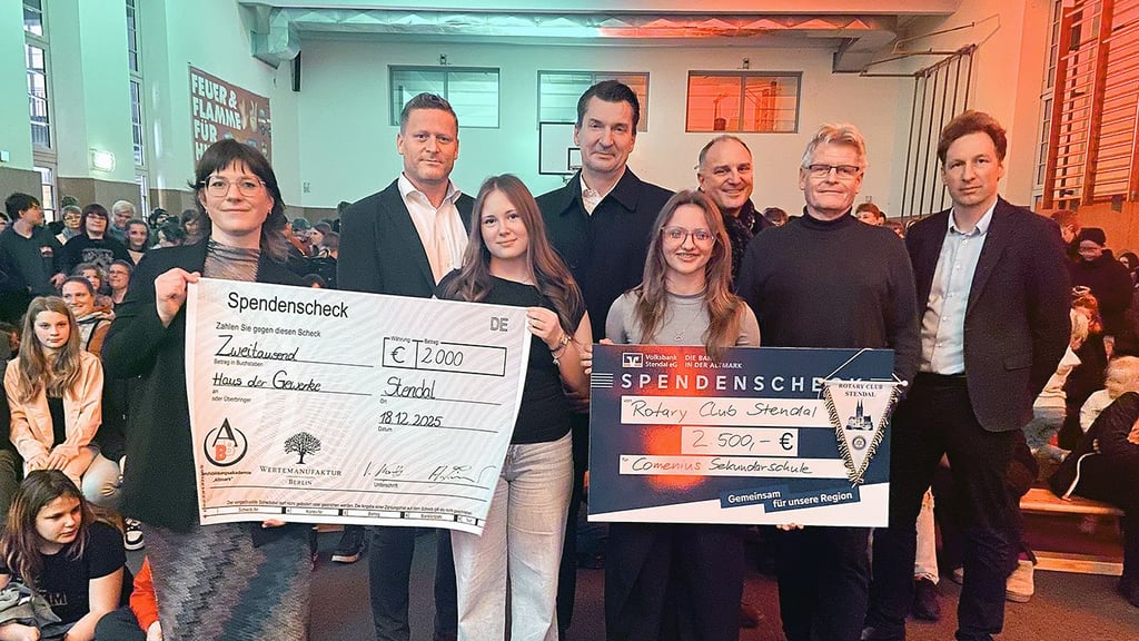 Schulleiterin der Comenius-Schule in Stendal Jessika Hellge (von links) und die Schülerinnen Eyleen und Eva-Lotta freuen sich über die Spende  von Andy Zimmer und Volker Korth sowie den Mitgliedern des Rotary-Clubs Malte von Engelbrechten, Jörg Spanier und Claus Gernert.