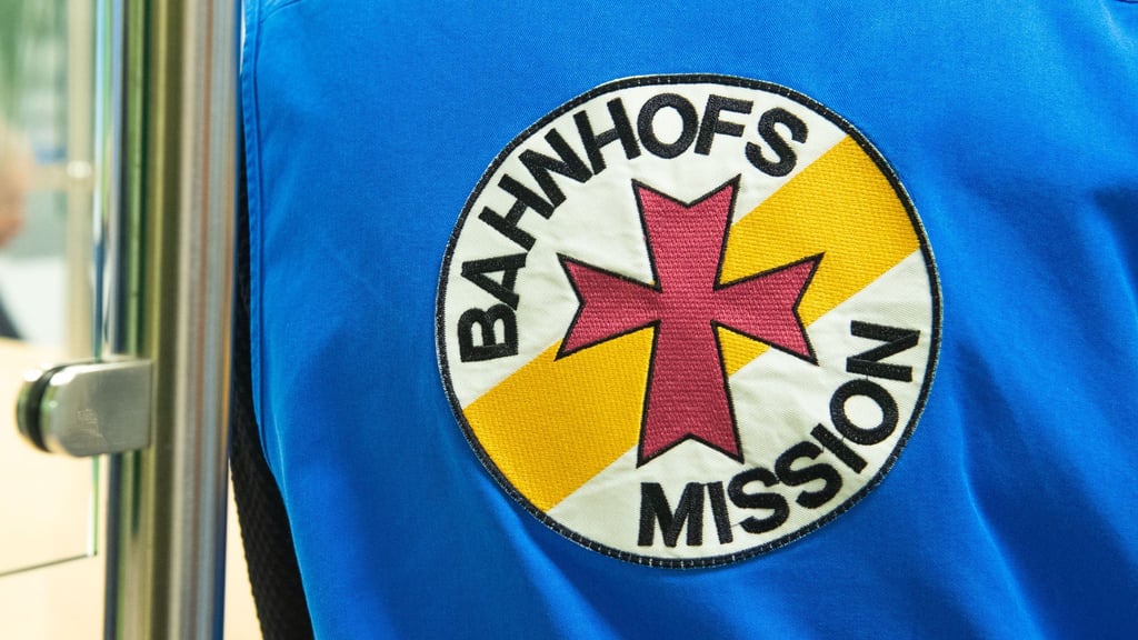 Die Helfer der Bahnhofsmissionen unterstützen bei Reisen und helfen bei Notlagen. (Symbolbild)