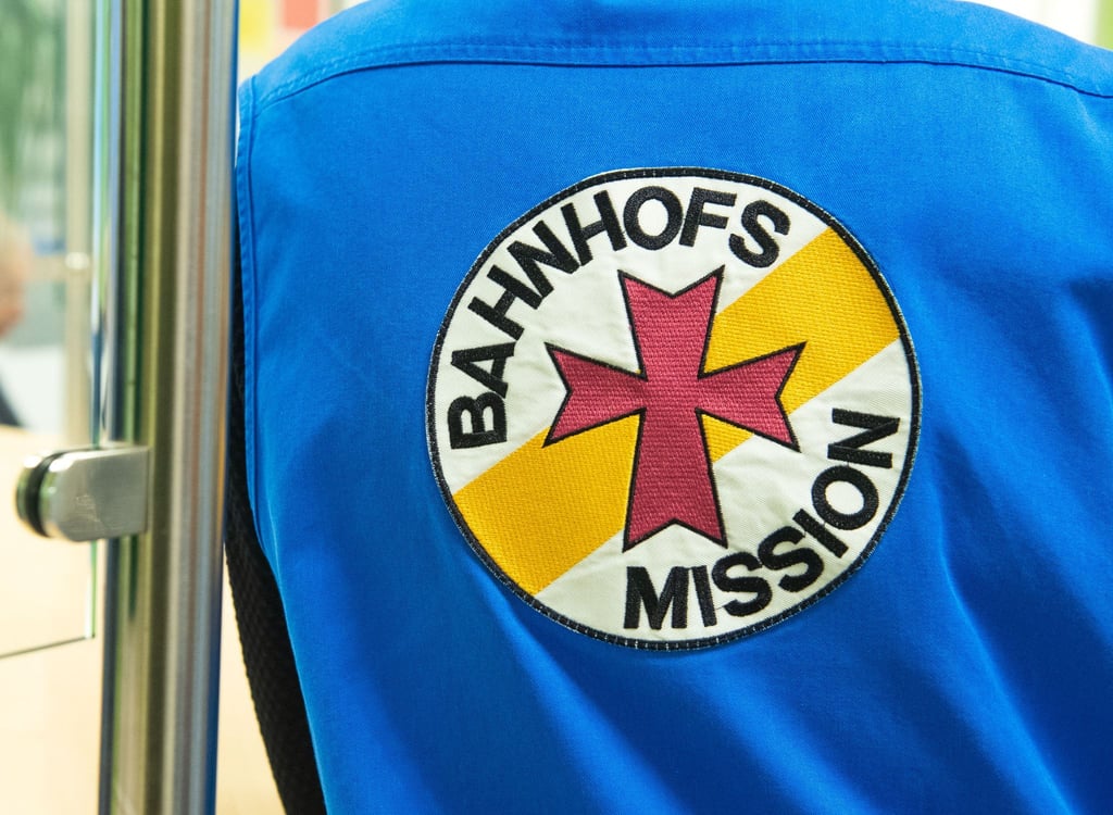 Die Helfer der Bahnhofsmissionen unterstützen bei Reisen und helfen bei Notlagen. (Symbolbild)