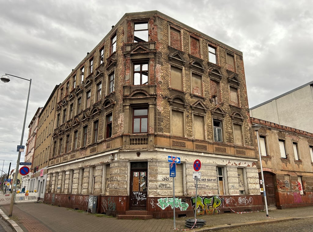 So sah das Haus an der Straße Alt-Fermersleben 61 in Magdeburg vor dem Abriss aus. 
