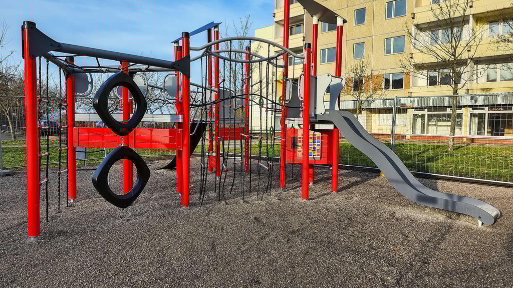 Blick auf den neuen Spielplatz im Sangerhäuser Stadtteil Am Rosarium. Dort fehlt noch die Abnahme der Geräte durch den TÜV. 