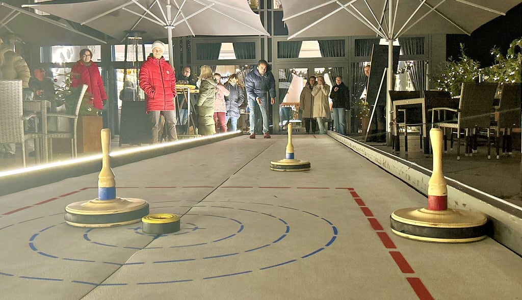 Eisstockschießen und Wintermarkt liegen auf der Seeblick-Terrasse des Heimathafens direkt nebeneinander am Ufer der Goitzsche.